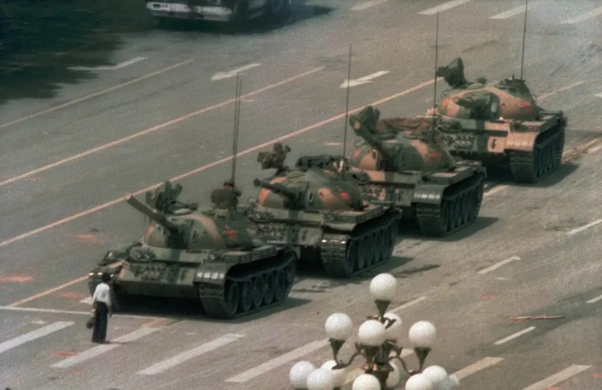Un hombre chino, ahora conocido como el "Hombre del Tanque", se yergue solo para bloquear una fila de tanques que se dirigen hacia el este por la Avenida de la Paz Eterna de Beijing, durante la masacre de la Plaza de Tiananmen el 5 de junio de 1989. (Jeff Widener/AP Photo)
