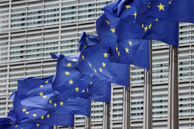 Banderas de la Unión Europea ondean frente a la sede de la Comisión Europea en Bruselas, Bélgica, el 16 de julio de 2025. (Yves Herman/Reuters).