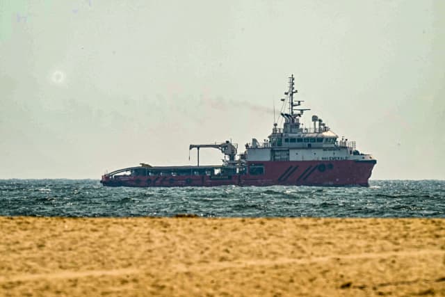 Un barco navega frente a la costa de Ajman, en los Emiratos Árabes Unidos, el 10 de julio de 2026. (AFP vía Getty Images)