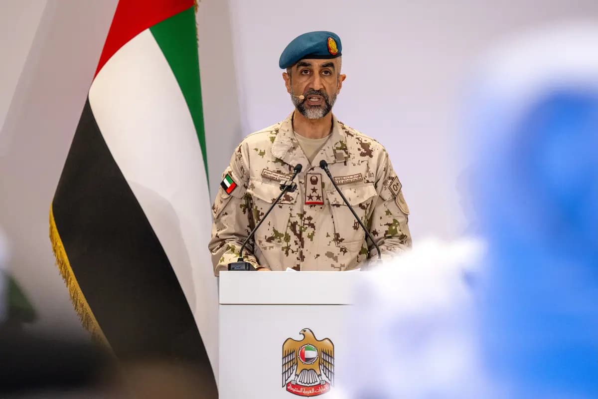 El portavoz del Ministerio de Defensa de los Emiratos Árabes Unidos, el general de división Abdul Nasser Al-Humaidi, habla durante una conferencia de prensa organizada por el gobierno de los EAU tras los ataques iraníes en Abu Dabi el 3 de marzo de 2026. (Ryan Lim/AFP)