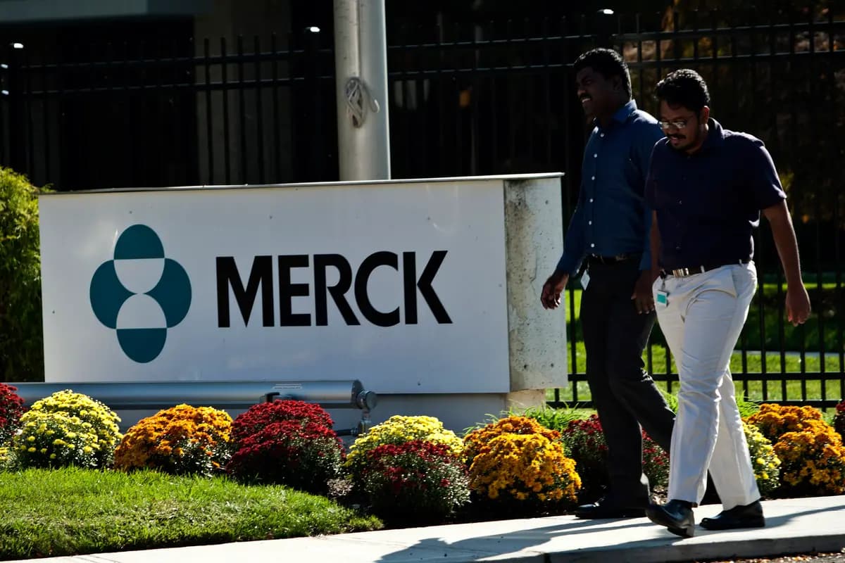 <em>Empleados pasan junto a un letrero de Merck frente al edificio de la compañía en Summit, Nueva Jersey, en una fotografía de archivo sin fecha. (Kena Betancur/Getty Images).</em>