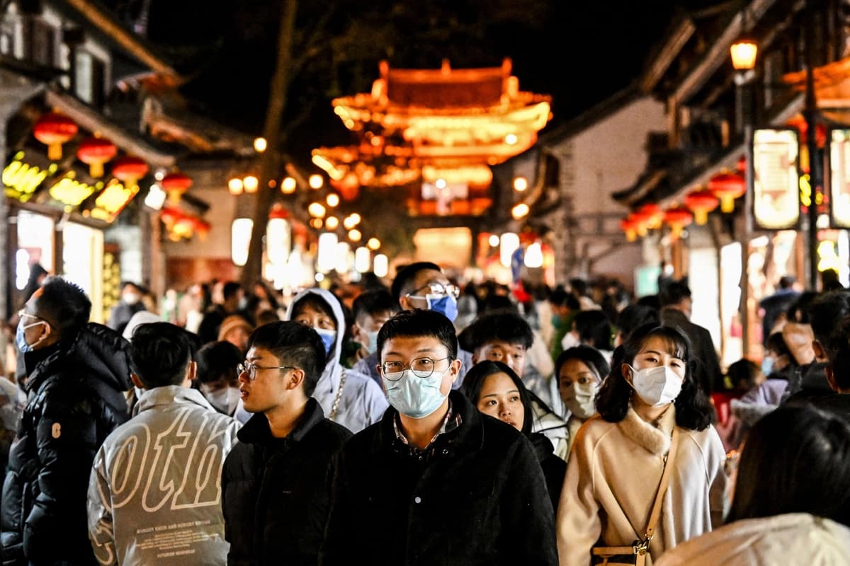 Personas caminando en el pueblo de Dali, una división administrativa de nivel municipal en la ciudad de Dali, en la provincia china de Yunnan, el 14 de enero de 2023. (Noel Celis/AFP vía Getty Images).