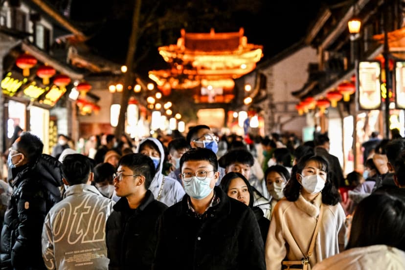 Personas caminando en el pueblo de Dali, una división administrativa de nivel municipal en la ciudad de Dali, en la provincia china de Yunnan, el 14 de enero de 2023. (Noel Celis/AFP vía Getty Images).