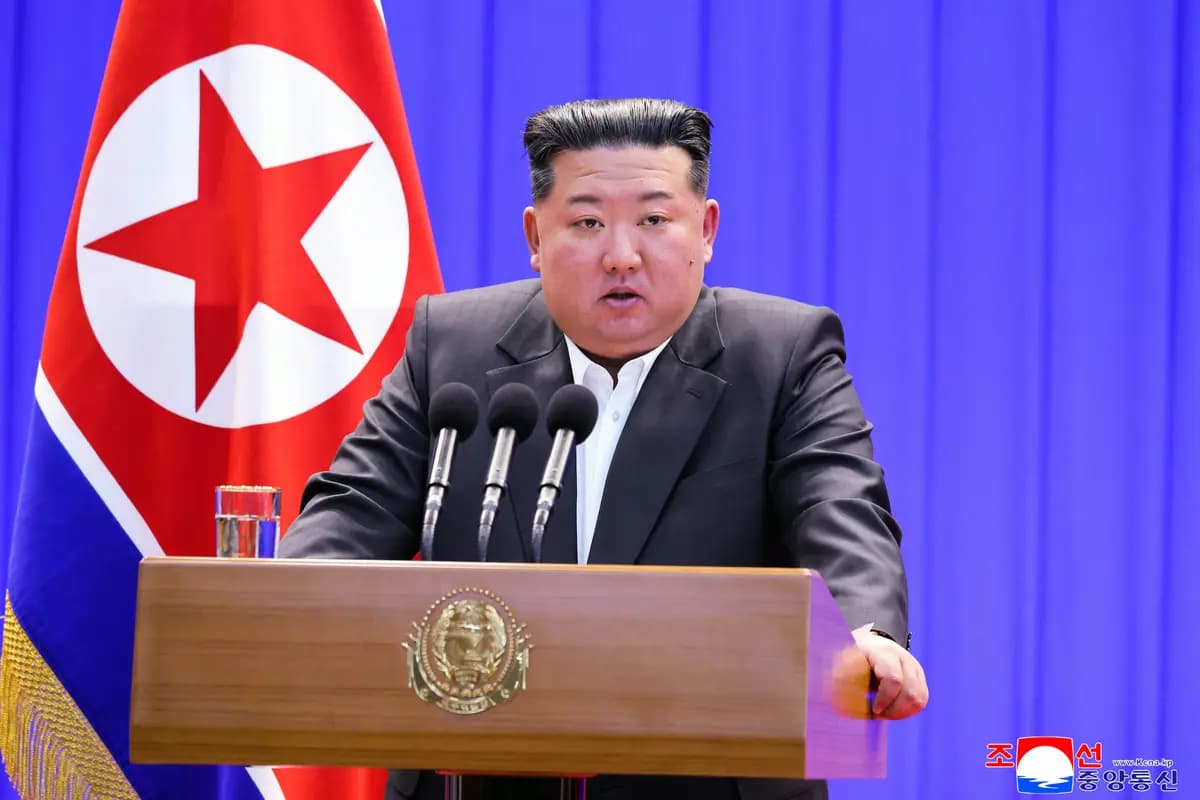 El líder norcoreano Kim Jong Un pronuncia un discurso en la inauguración de la granja ganadera Samgwang, en la provincia de Pyongan del Norte, Corea del Norte, el 2 de febrero de 2026. (KCNA vía KNS/AFP vía Getty Images).