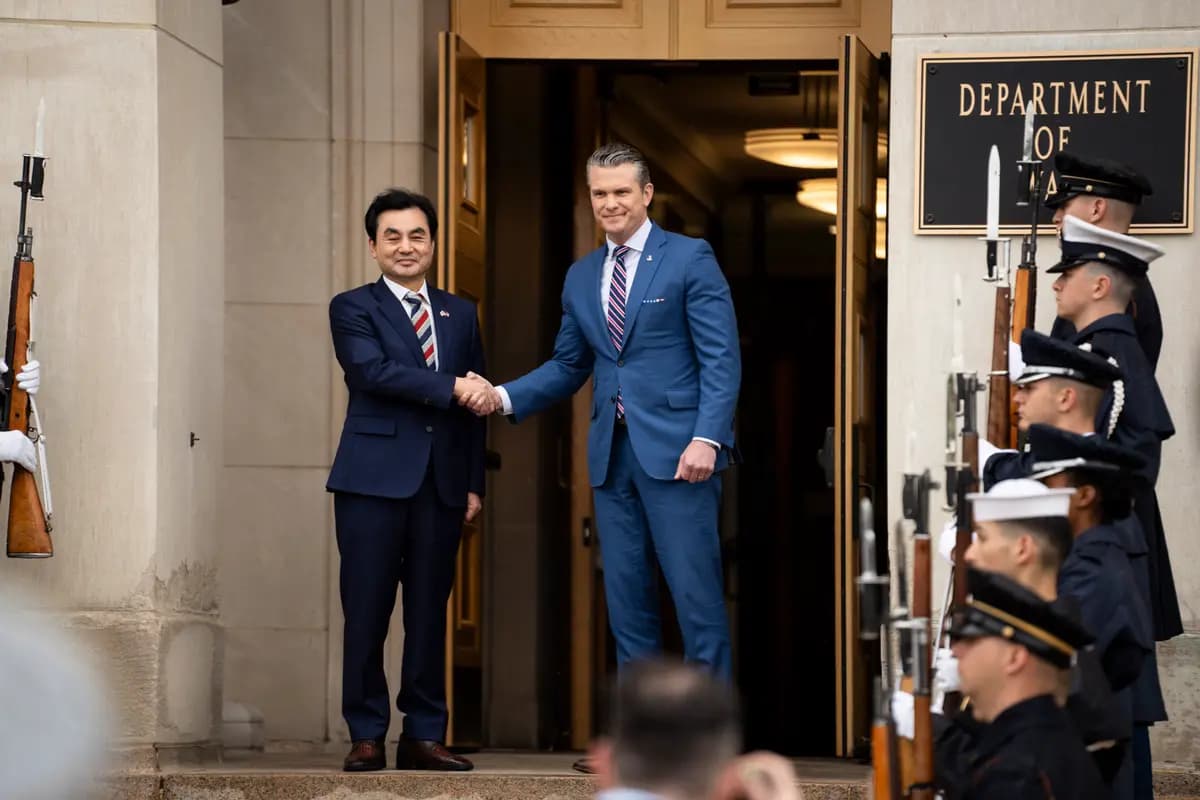 El secretario de Guerra, Pete Hegseth, organiza un cordón de honor reforzado y una reunión de bienvenida al ministro de Defensa Nacional de Corea del Sur, Ahn Gyu-Back, en el Pentágono, en Arlington, Virginia, el 11 de mayo de 2026. (Madalina Kilroy/The Epoch Times).