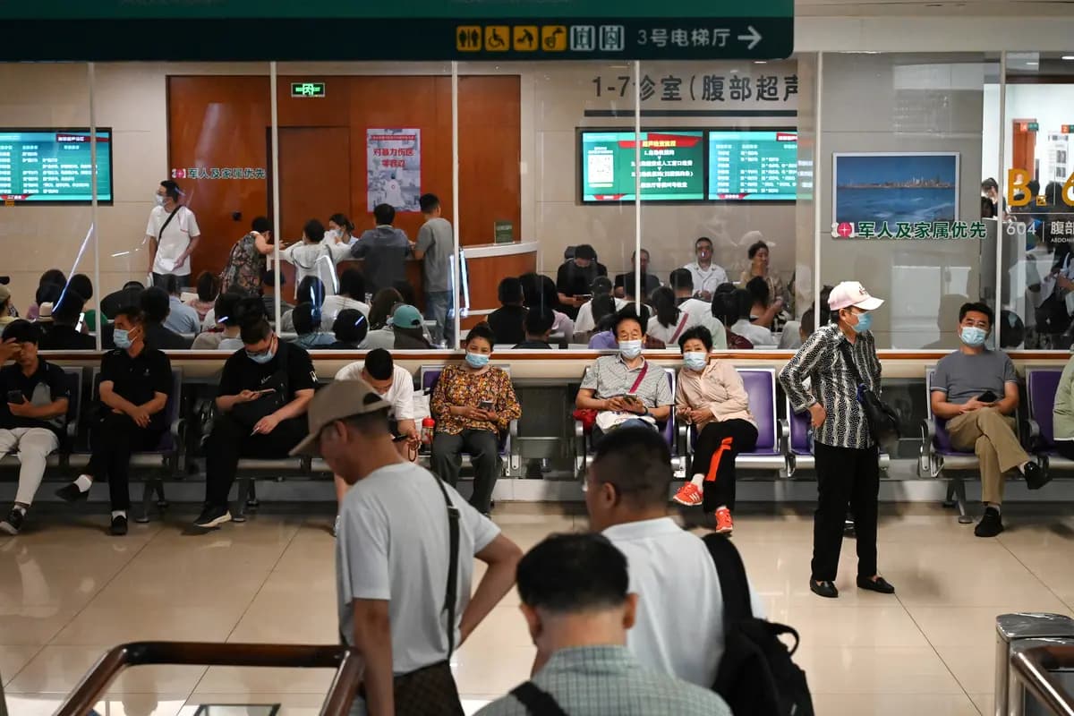 <em>Personas esperan en un hospital de Beijing el 23 de junio de 2025. (Jade Gao/AFP vía Getty Images).</em>