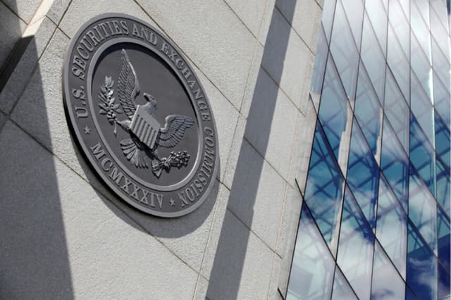 El sello de la Comisión de Bolsa y Valores de Estados Unidos en la sede de la agencia en Washington el 12 de mayo de 2021. (Andrew Kelly/Reuters).