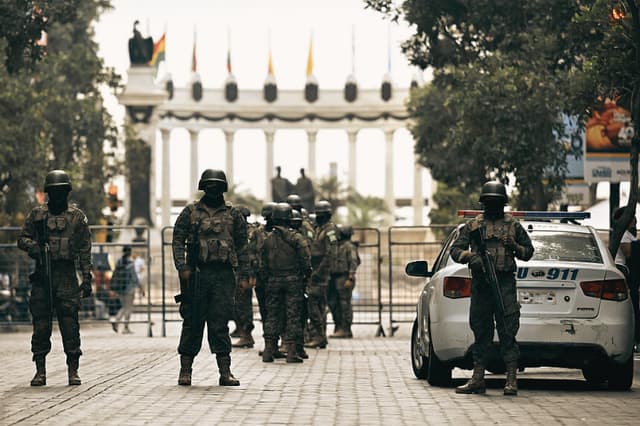 Soldados montan guardia en Guayaquil, Ecuador, el 11 de septiembre de 2025. (Foto de MARCOS PIN/AFP vía Getty Images)