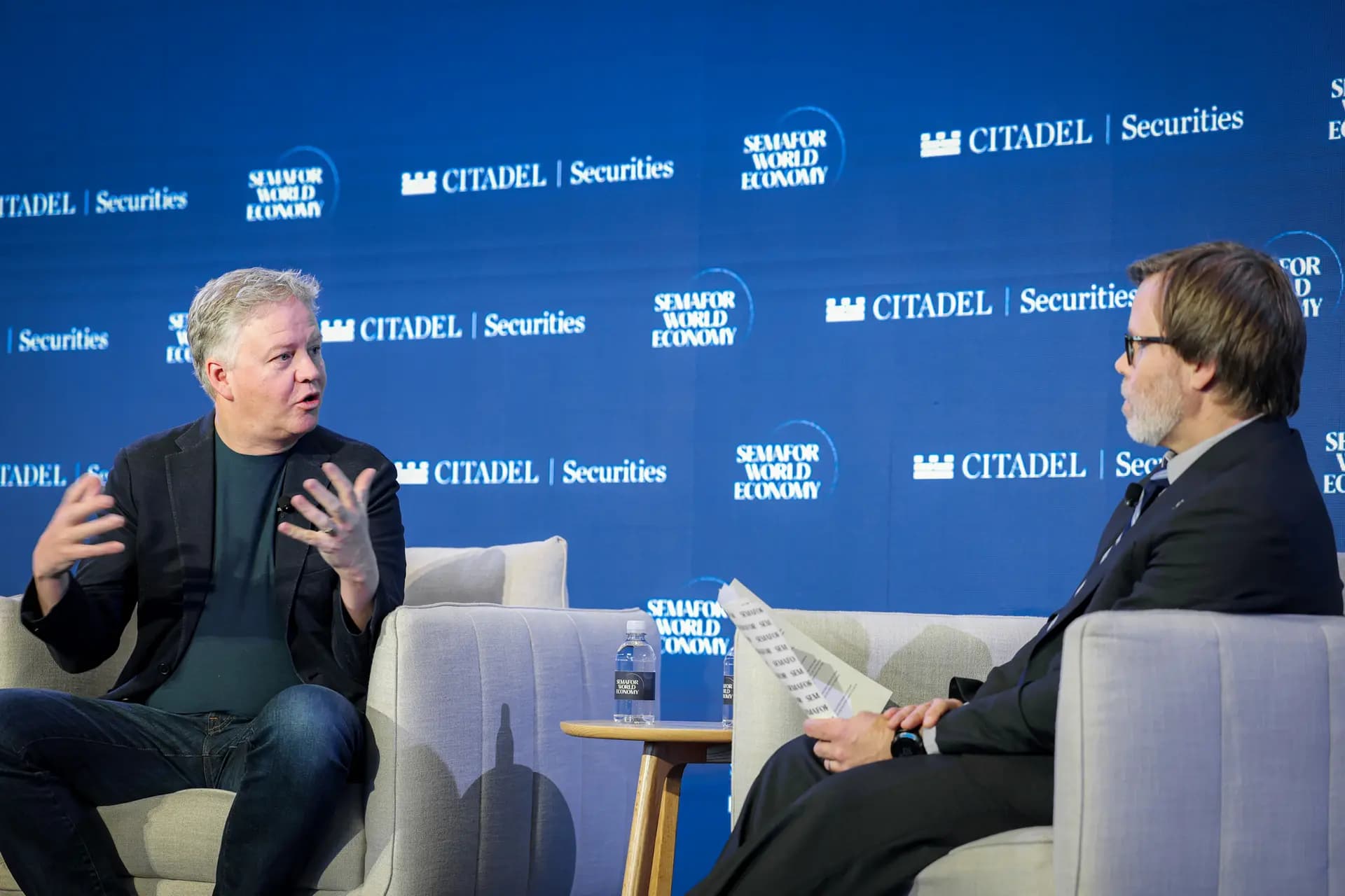 Matthew Prince (izquierda), cofundador y director ejecutivo de Cloudflare, habla en el escenario junto a Reed Albergotti, editor de tecnología de Semafor, durante el evento Semafor World Economy 2026 en Washington, el 17 de abril de 2026. Prince ha expresado su preocupación por el rápido aumento del tráfico de bots en línea. (Tasos Katopodis/Getty Images para Semafor World Economy).