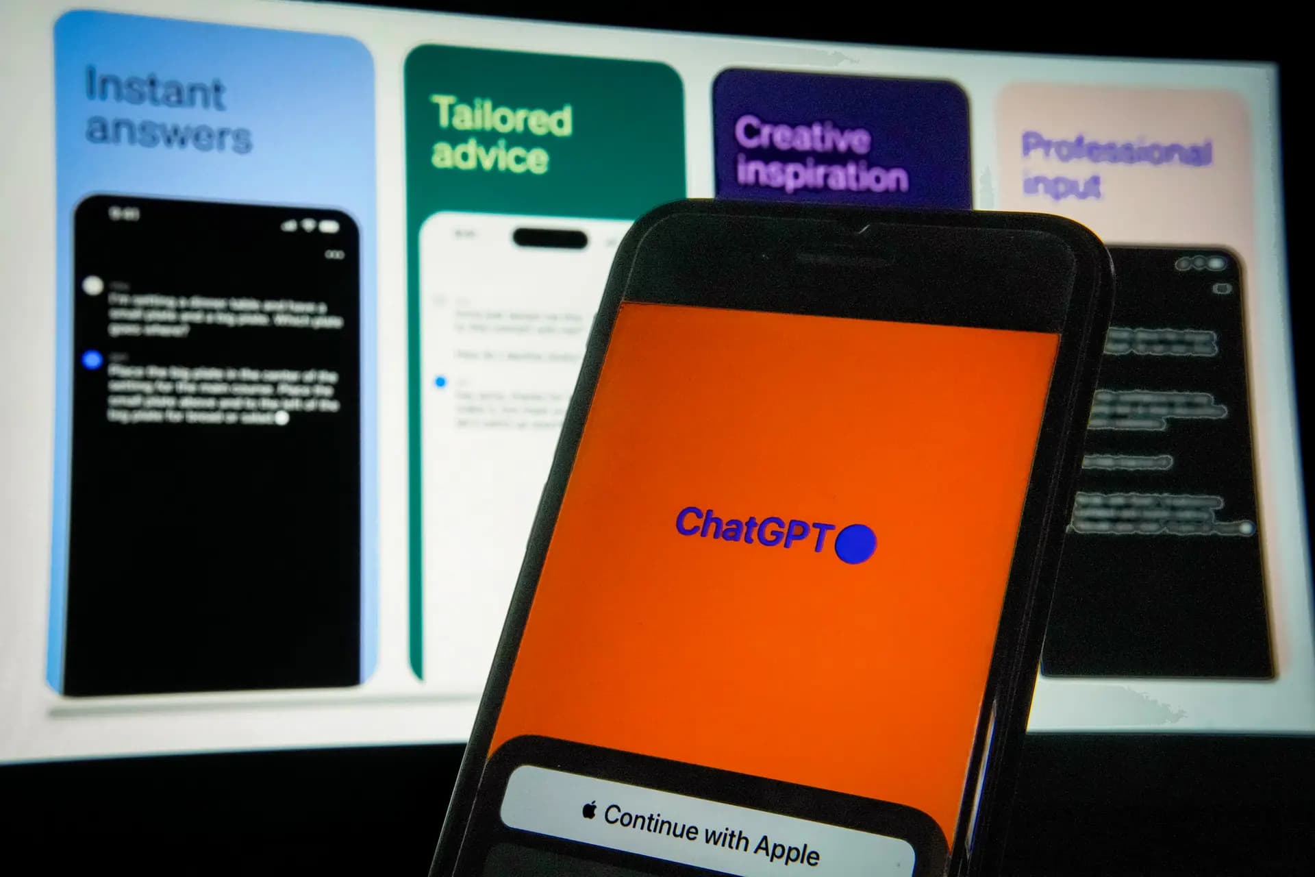 La aplicación ChatGPT se muestra en un iPhone en la ciudad de Nueva York el 18 de mayo de 2023. A medida que más personas recurren a grandes modelos de lenguaje como ChatGPT para obtener recomendaciones sobre productos y servicios, las marcas recomendadas por la inteligencia artificial tienen "muchas más probabilidades" de recibir una visita humana a su sitio web, según un análisis de Similarweb. (Richard Drew/AP Photo/Archivo).