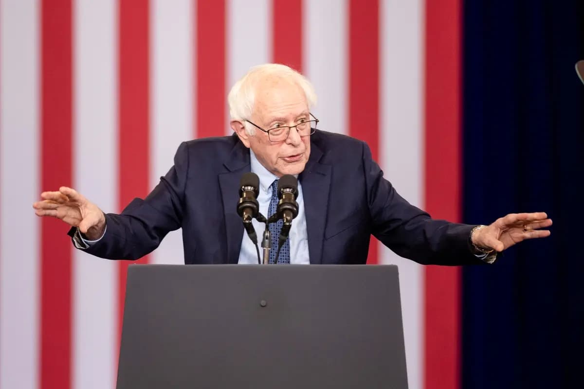 El senador Bernie Sanders (I-VT) pronuncia un discurso en el escenario del NHTI Concord Community College en New Hampshire el 22 de octubre de 2024. (Scott Eisen/Getty Images)