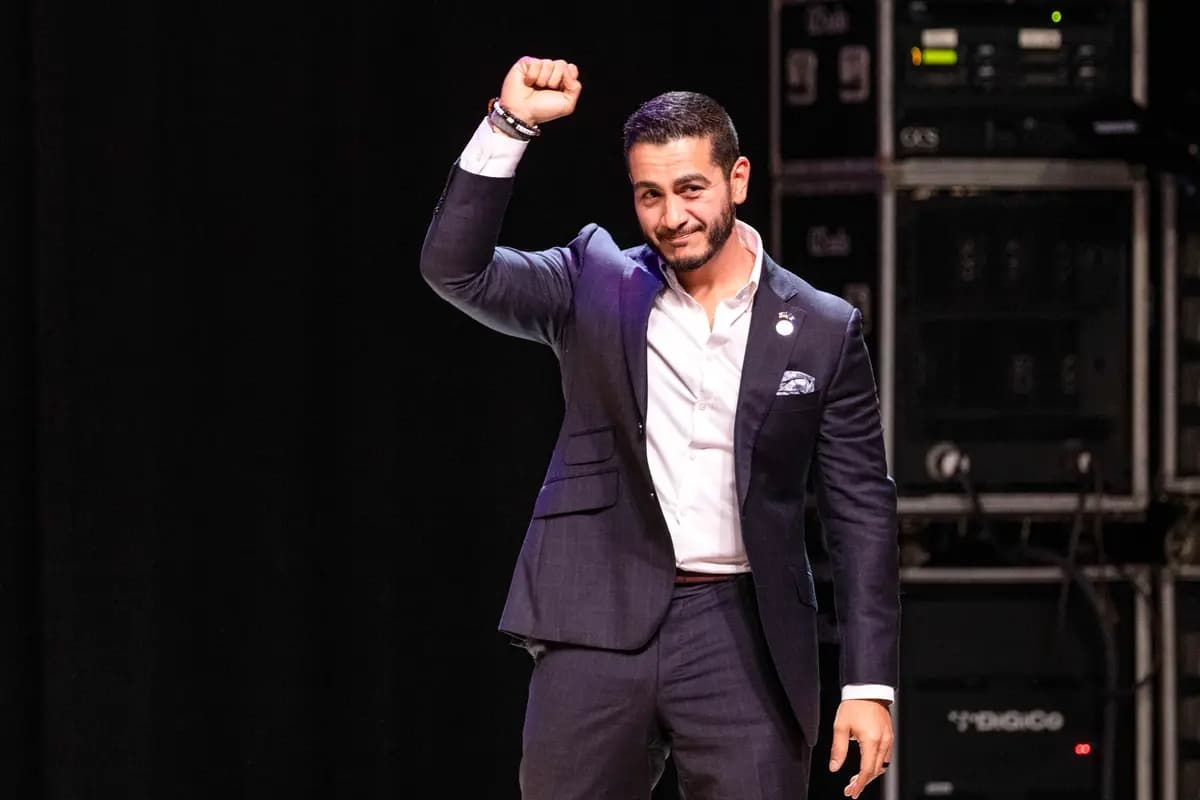 El candidato demócrata al Senado de Estados Unidos, Abdul El-Sayed, se dirige a sus simpatizantes en un mitin celebrado la noche de las elecciones en el Majestic Theatre de Detroit, Míchigan, el 4 de agosto de 2026. (Scott Olson/Getty Images)