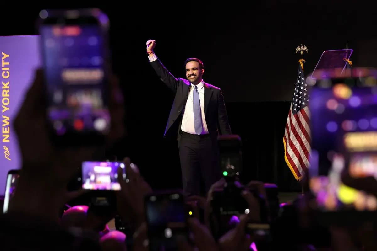 Zohran Mamdani, candidato demócrata a la alcaldía de la Ciudad de Nueva York, celebra al subir al escenario en su evento para seguir los resultados electorales, celebrado en el Brooklyn Paramount el 4 de noviembre de 2025. (Michael M. Santiago/Getty Images)