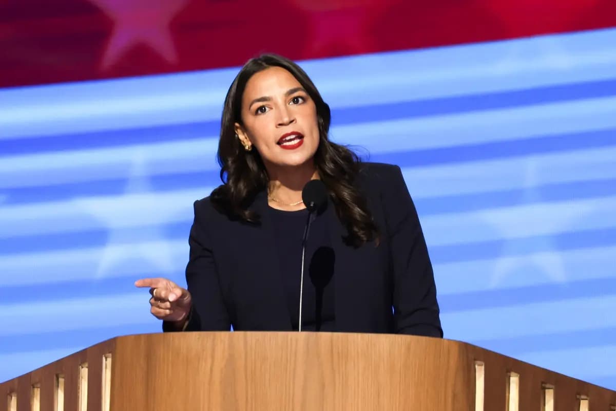 El representante Alexandria Ocasio-Cortez (D-NY) habla desde el escenario durante el primer día de la Convención Nacional Demócrata en el United Center de Chicago, Illinois, el 19 de agosto de 2024. (Alex Wong/Getty Images)