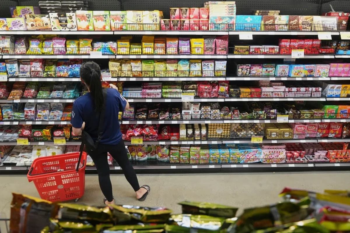Un cliente en una tienda de abarrotes en Los Ángeles, el 7 de abril de 2025. (Damian Dovarganes/AP Photo)