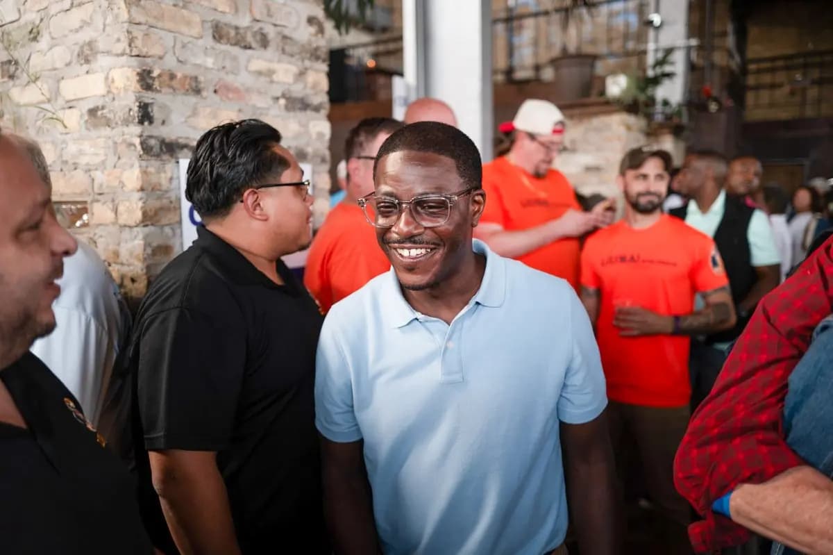 David Crowley, ejecutivo del condado de Milwaukee y candidato demócrata a gobernador, saluda a sus simpatizantes en un mitin celebrado en Milwaukee el 10 de agosto de 2026. (Scott Olson/Getty Images)