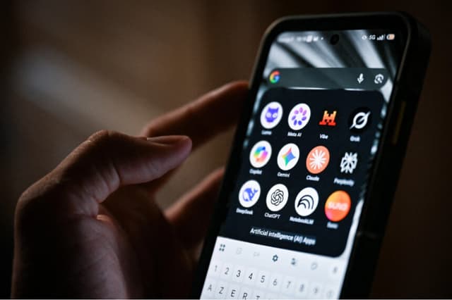Un teléfono inteligente muestra los íconos de algunas de las principales aplicaciones basadas en inteligencia artificial, incluyendo Meta AI, Grok, Gemini, Perplexity, DeepSeek y ChatGPT, en Saint-Mande, Francia, el 15 de julio de 2026. (Martin Lelievre/AFP vía Getty Images).