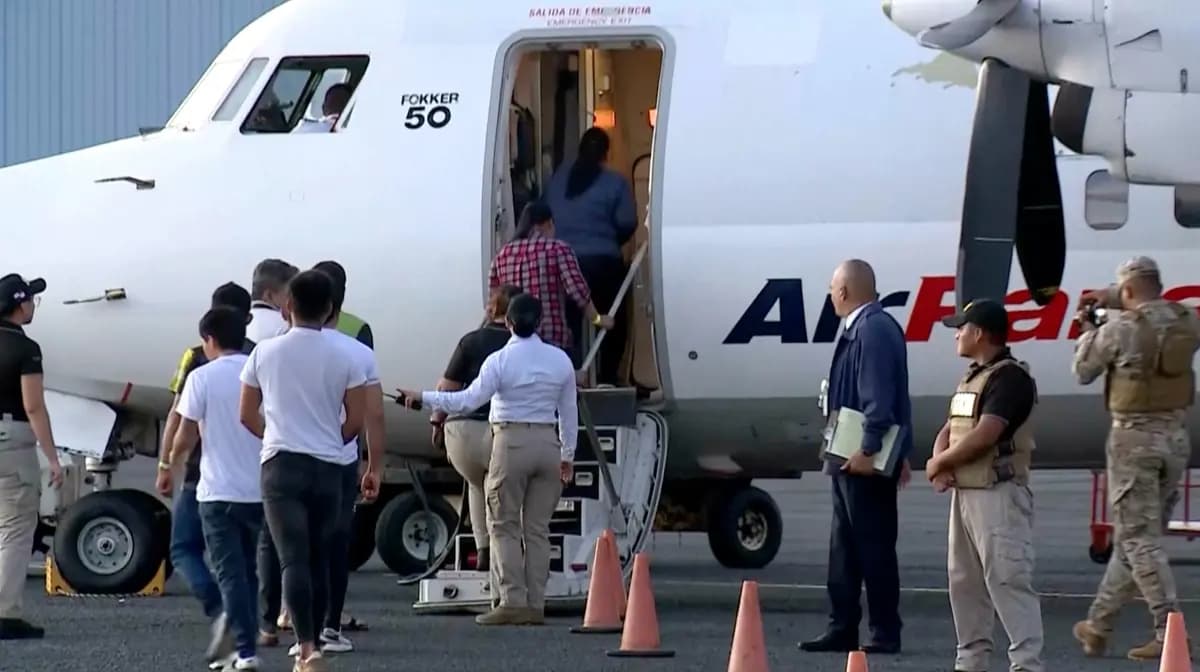 Personas suben a un vuelo de deportación desde Panamá financiado por Estados Unidos, en la Ciudad de Panamá, Panamá, el 13 de febrero de 2025. (Telemetro vía AP/Captura de pantalla vía The Epoch Times)