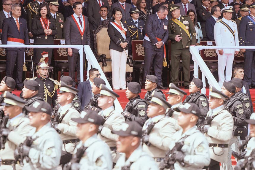 La presidenta de Perú, Keiko Fujimori (C), pasa revista a las tropas durante un desfile militar para celebrar las Fiestas Nacionales de Perú, en Lima, el 29 de julio de 2026. (Foto de ERNESTO BENAVIDES / AFP vía Getty Images)