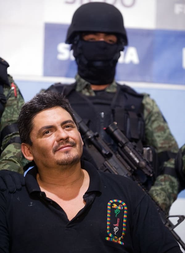 <em>Óscar Orlando Nava Valencia, alias "el Lobo", presentado ante la prensa junto con otros presuntos integrantes del Cártel de Los Valencia en  la Procuraduría General de la República, en la Ciudad de México, el 30 de octubre de 2009. (Alfredo Estrella/AFP vía Getty Images)</em>