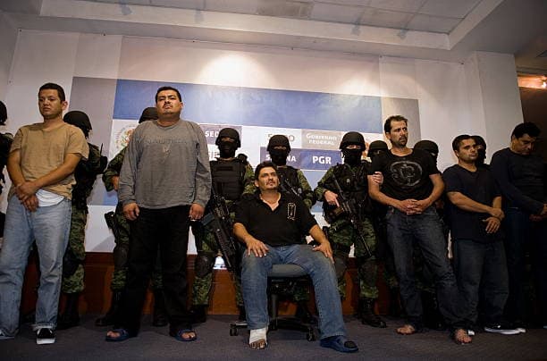 Oscar Orlando Nava Valencia (C), alias "el Lobo", y otros presuntos miembros del cártel de Los Valencia, presentados en una conferencia de prensa en la Fiscalía General de la República en la Ciudad de México, el 30 de octubre de 2009. (ALFREDO ESTRELLA/AFP vía Getty Images)