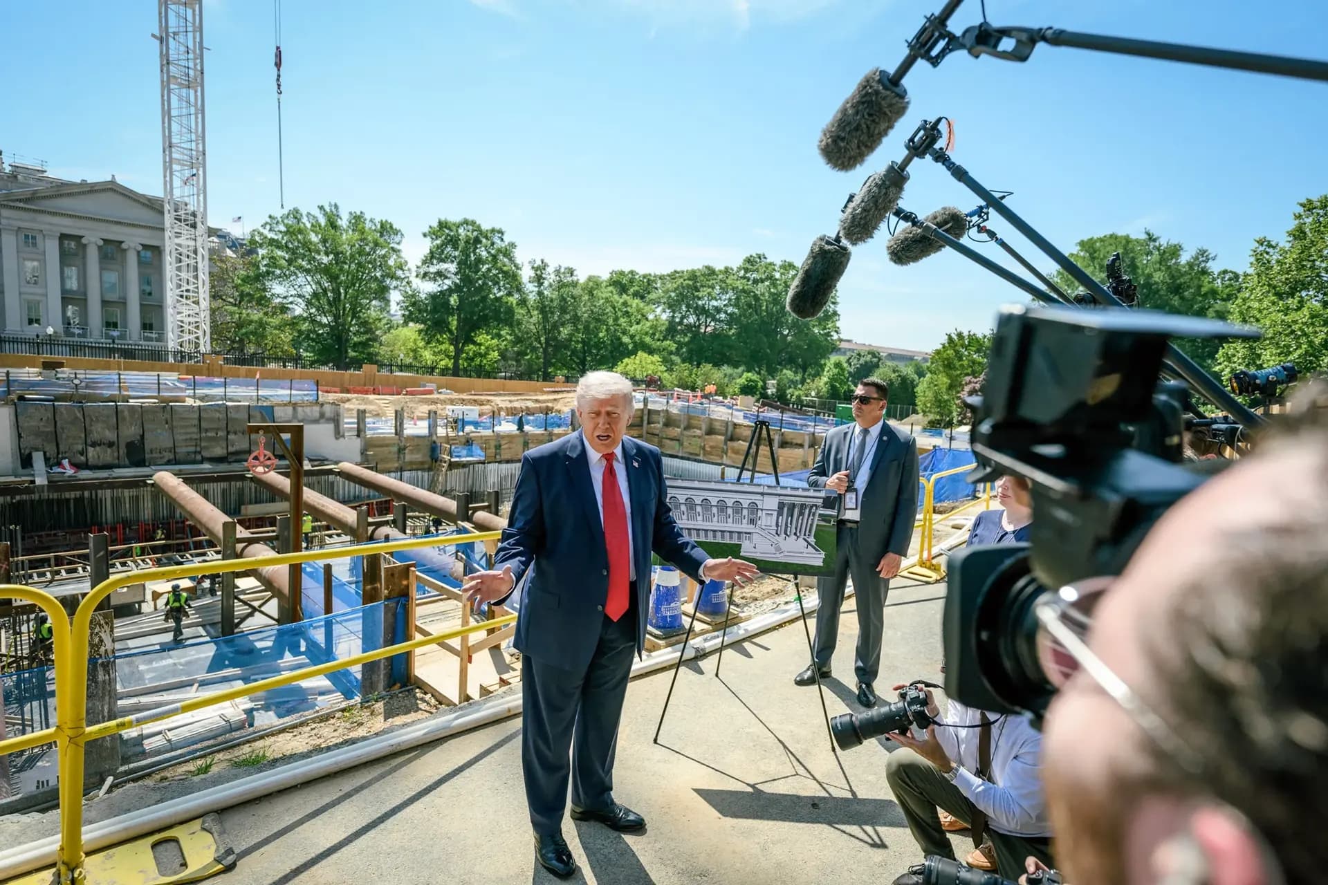 El presidente Donald Trump visita el salón de baile y las obras de construcción del Ala Este de la Casa Blanca el 19 de mayo de 2026. (La Casa Blanca)
