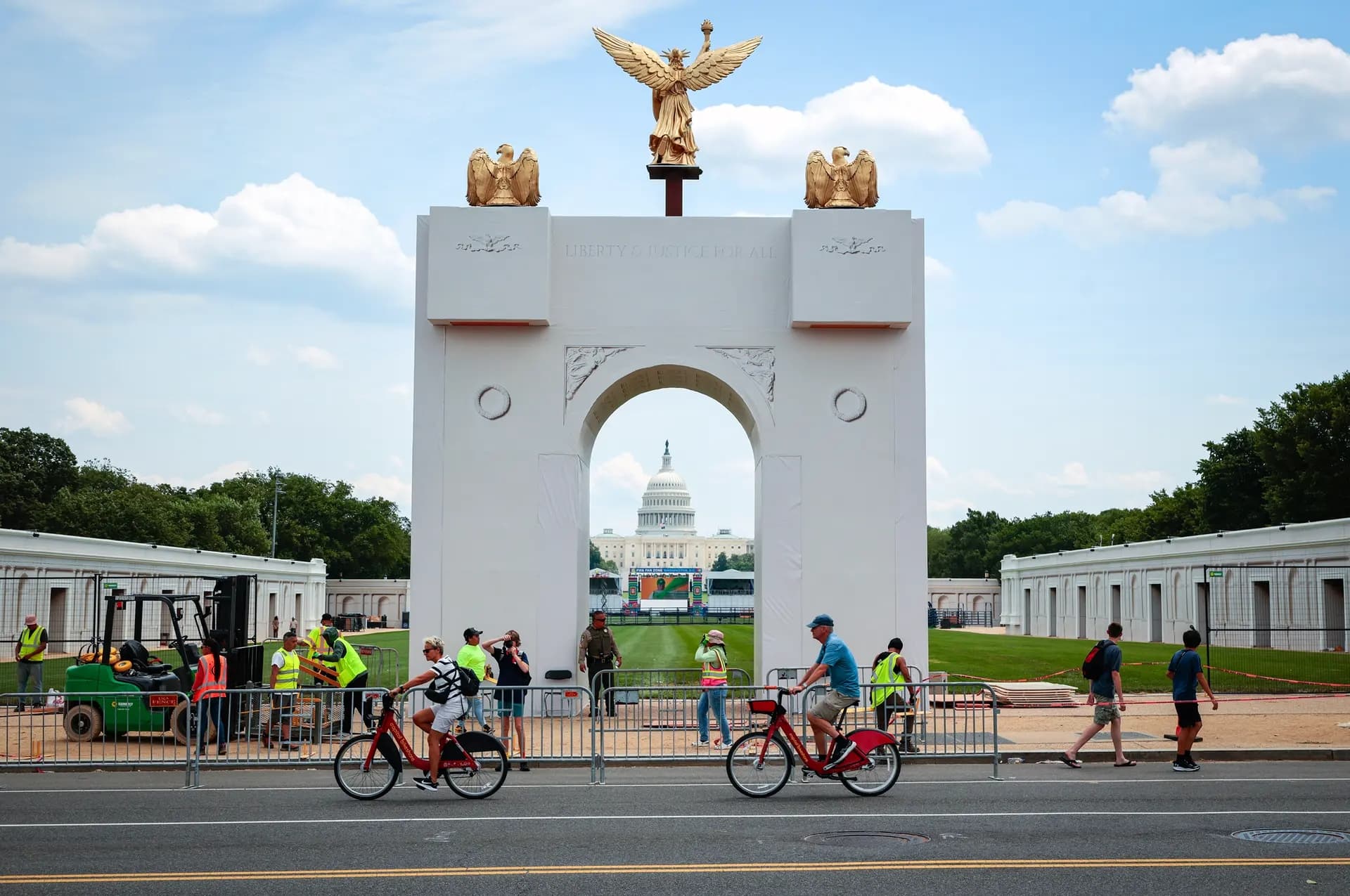 Una réplica a escala del arco triunfal de 250 pies de altura propuesto por el presidente Donald Trump se erige en medio del National Mall, a lo largo de la calle 7 Noroeste en Washington, el 22 de junio de 2026. La exhibición formaba parte de la "Freedom 250 Great American State Fair" de Trump, que llenó el Mall con 150 exhibiciones de los 56 estados y territorios. (Chip Somodevilla/Getty Images)