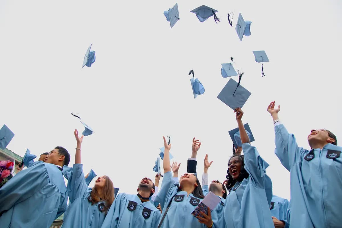 Los estudiantes de la Escuela de Asuntos Internacionales y Públicos de la Universidad de Columbia se gradúan el 22 de mayo de 2014. (Allen Xie/Epoch Times).