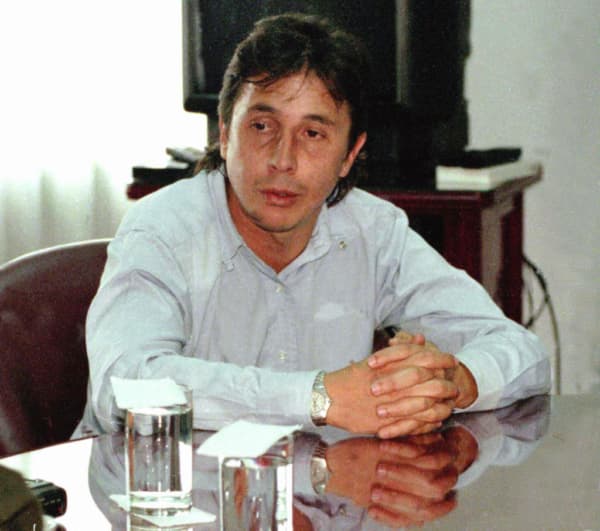 <em>Foto de archivo de noviembre de 1999 del presunto narcotraficante colombiano Fabio Ochoa tras su arresto en Bogotá, Colombia. Ochoa, de 43 años, antiguo lugarteniente del fallecido capo Pablo Escobar, fue condenado en mayo de 2003 por participar en una red de contrabando de cocaína. (Javier Casella /AFP vía Getty Images)</em>