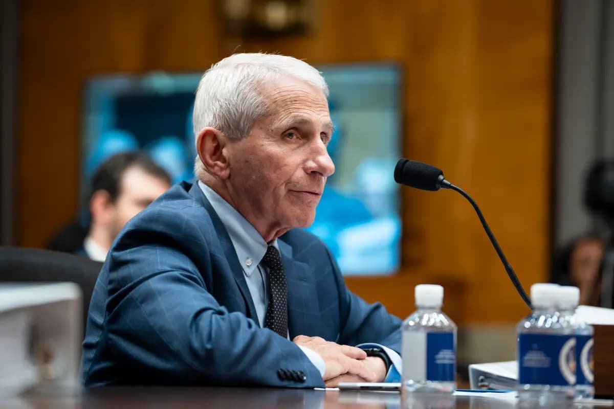 <em>El Dr. Anthony Fauci, exdirector del Instituto Nacional de Alergias y Enfermedades Infecciosas de los Institutos Nacionales de Salud, comparece ante el Comité de Seguridad Nacional y Asuntos Gubernamentales del Senado en Washington el 29 de julio de 2026. (Madalina Kilroy/The Epoch Times).</em>