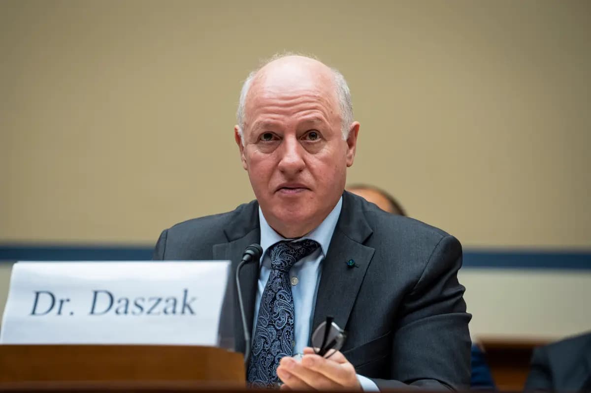 <em>Peter Daszak, presidente de EcoHealth Alliance, testifica ante el Subcomité Selecto sobre la Pandemia de Coronavirus en Washington el 1 de mayo de 2024. (Madalina Vasiliu/The Epoch Times).</em>