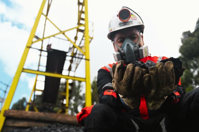 Un minero muestra rocas de carbón en la mina de carbón Minería LyC, en Tausa, departamento de Cundinamarca, Colombia, el 20 de agosto de 2025. (RAÚL ARBOLEDA/AFP vía Getty Images)
