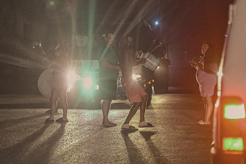 El 24 de julio de 2026, los residentes bloquearon el tráfico en un barrio de San Miguel del Padrón, en La Habana, y golpearon ollas y sartenes, tiraron basura a la calle y encendieron fogatas para protestar contra los constantes cortes de luz y la escasez de agua. (ADALBERTO ROQUE / AFP vía Getty Images)