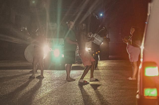 El 24 de julio de 2026, los residentes bloquearon el tráfico en un barrio de San Miguel del Padrón, en La Habana, y golpearon ollas y sartenes, tiraron basura a la calle y encendieron fogatas para protestar contra los constantes cortes de luz y la escasez de agua. (ADALBERTO ROQUE / AFP vía Getty Images)