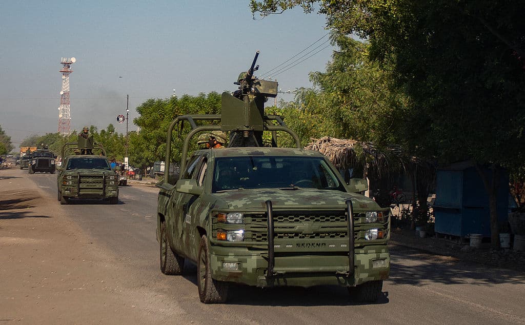 <em>Un convoy de vehículos del Ejército mexicano patrulla el 23 de abril de 2021 por los enfrentamientos entre grupos del crimen organizado, entre ellos el Cártel Jalisco Nueva Generación (CJNG). (Enrique Castro/AFP vía Getty Images)</em>