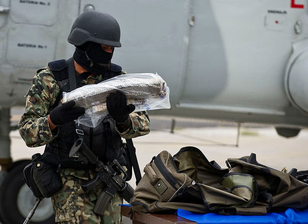 <em>Un integrante de la Marina de México muestra a la prensa armas incautadas al grupo "Matazetas" en la Ciudad de México, el 7 de octubre de 2011. Un día antes, la Marina había informado el hallazgo de 32 cadáveres en tres viviendas, después de que decenas de cuerpos fueran abandonados en una carretera el mes anterior. (Ronaldo Schemidt/AFP vía Getty Images)</em>