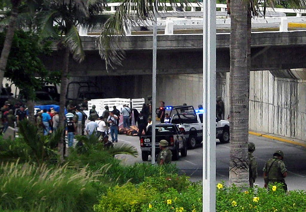<em>Vista general del lugar donde fueron hallados 35 cadáveres en el bulevar Adolfo Ruiz Cortines, en Boca del Río, Veracruz, el 20 de septiembre de 2011. (STR/AFP vía Getty Images)</em>