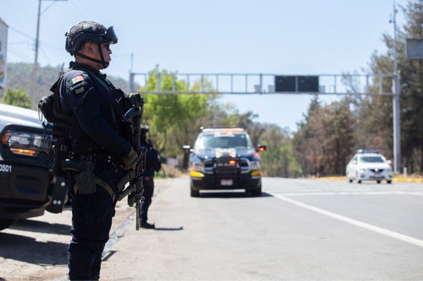 Agentes de policía realizan un control de seguridad en la carretera Morelia-Pátzcuaro para prevenir incendios de vehículos y bloqueos de carreteras en el estado de Michoacán, México, el 23 de febrero de 2026. (Enrique Castro/AFP vía Getty Images)
