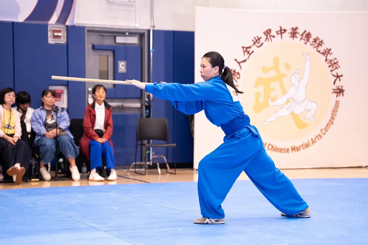 <em>Jin Huan, de Estados Unidos, compite en la final femenina de armas en Manhattan el 15 de agosto de 2026. Jin ganó la medalla de plata. (Dai Bing/The Epoch Times).</em>