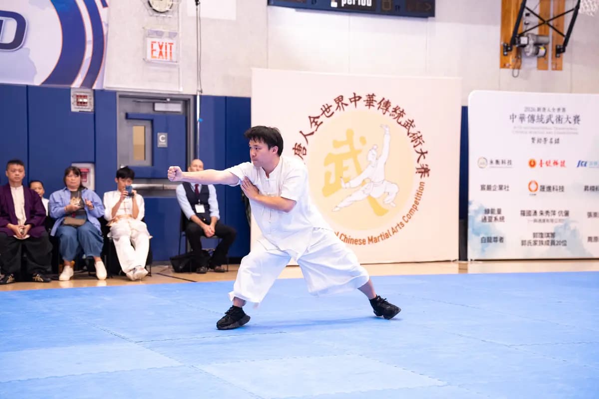 <em>Lin Jingyao, de Taiwán, realiza una forma de Mantis Religiosa de Siete Estrellas en la final de la división masculina de artes marciales sin armas en Manhattan el 15 de agosto de 2026. (Dai Bing/The Epoch Times).</em>