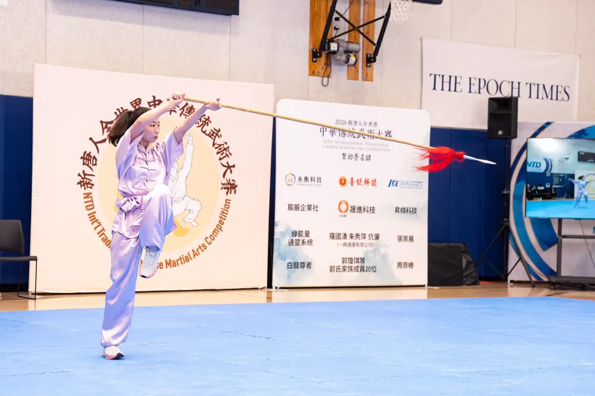 <em>Wu Jiarou de Taiwán realiza la Lanza de las Seis Armonías en la semifinal de armas femeninas en Manhattan el 14 de agosto de 2026. (Dai Bing/The Epoch Times).</em>