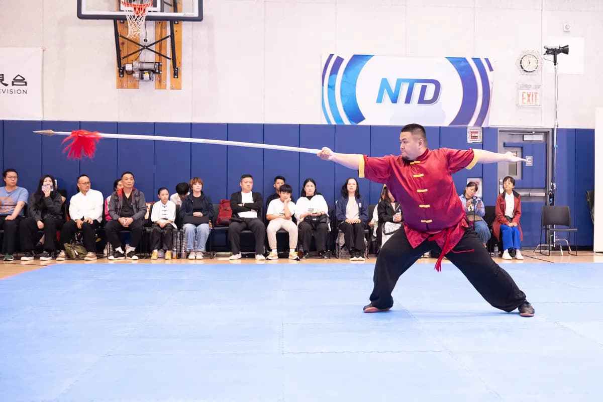 <em>Chen Shaoxuan, de Taiwán, ejecuta la Gran Lanza de las Seis Armonías de Shaolin en la final de armas masculinas en Manhattan el 15 de agosto de 2026. (Dai Bing/The Epoch Times).</em>
