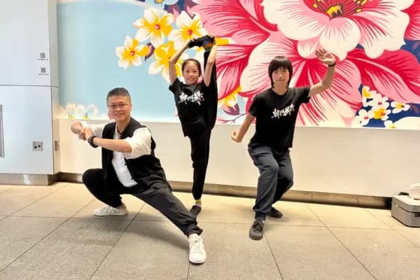 <em>El maestro de artes marciales Han Jixiang (izquierda) con su hija, Han Aini (centro), y el alumno Chen Yinheng en la Competencia Internacional de Artes Marciales Tradicionales Chinas NTD 2026. (Ye Zhen/The Epoch Times).</em>