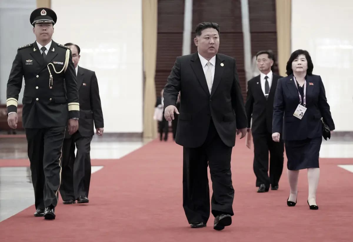 En esta fotografía de pool distribuida por la agencia estatal rusa Sputnik, el líder norcoreano Kim Jong Un llega a una reunión con el presidente de Rusia en Beijing el 3 de septiembre de 2025. (Alexander Kazakov/POOL/AFP vía Getty Images)