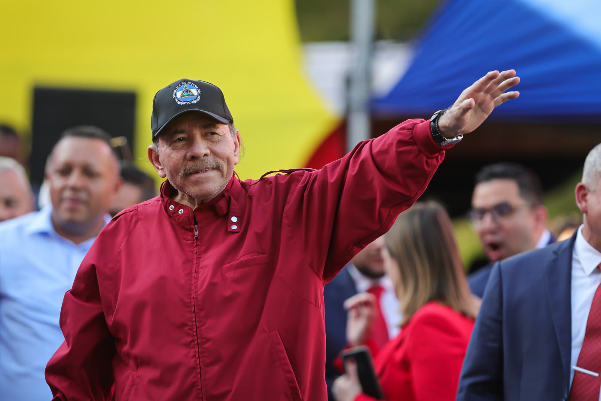 El presidente de Nicaragua, Daniel Ortega, saluda desde el Palacio Federal Legislativo el 10 de enero de 2025 en Caracas, Venezuela. (de Jesús Vargas/Getty Images)