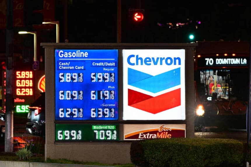 Precios de la gasolina mostrados mientras los automovilistas se desplazan durante la hora punta vespertina en Monterey Park, California, el 13 de agosto de 2026. (Frederic J. Brown/AFP vía Getty Images).