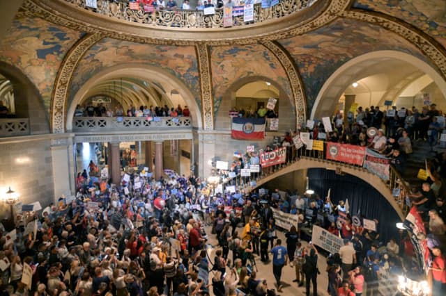 El 10 de septiembre de 2025, manifestantes protestaron en la rotonda del Capitolio de Misuri, en Jefferson City, contra un plan de redistribución electoral. (Michael Thomas/Getty Images).