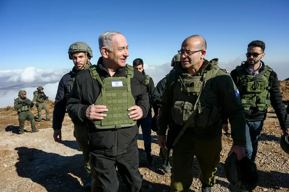 <em>El primer ministro israelí, Benjamin Netanyahu (izquierda), visita a las fuerzas israelíes en una zona de amortiguación dentro de Siria el 17 de diciembre de 2024. (Oficina de Prensa del Gobierno de Israel vía AP).</em>