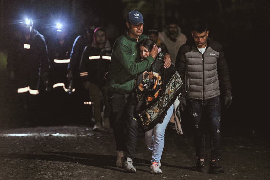 Los familiares lamentan la muerte de nueve mineros tras una explosión en una mina de carbón en Sutatausa, departamento de Cundinamarca, Colombia, el 4 de mayo de 2026. (Luis ACOSTA / AFP vía Getty Images)