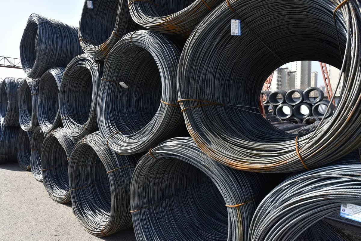 Se observan rollos de acero en un mercado siderúrgico de Fuyang, en la provincia oriental de Anhui, China, el 10 de febrero de 2025. (AFP vía Getty Images).
